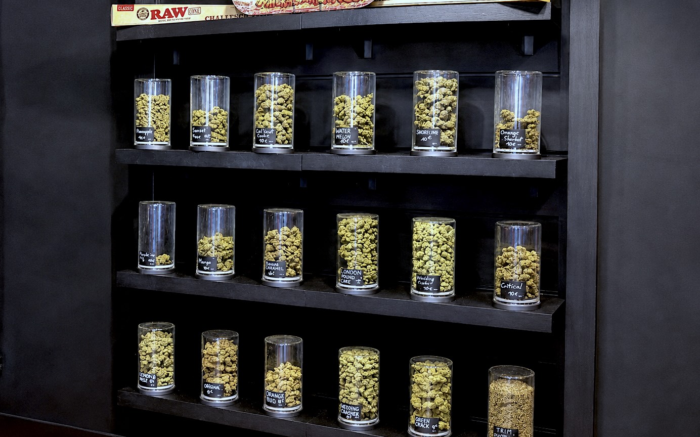 Vitrine de fleurs de CBD 3xfiltré, plusieurs variétés en sélection