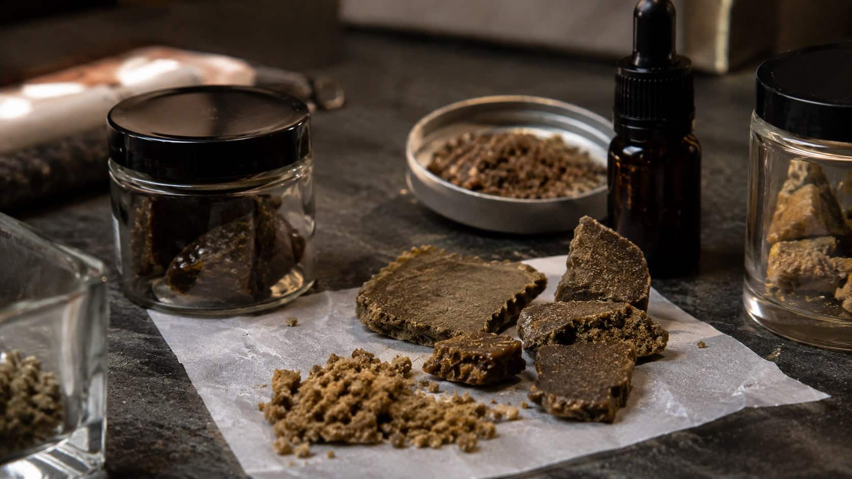 Choisir sa résine de CBD : différents types, pollen et hash pressé